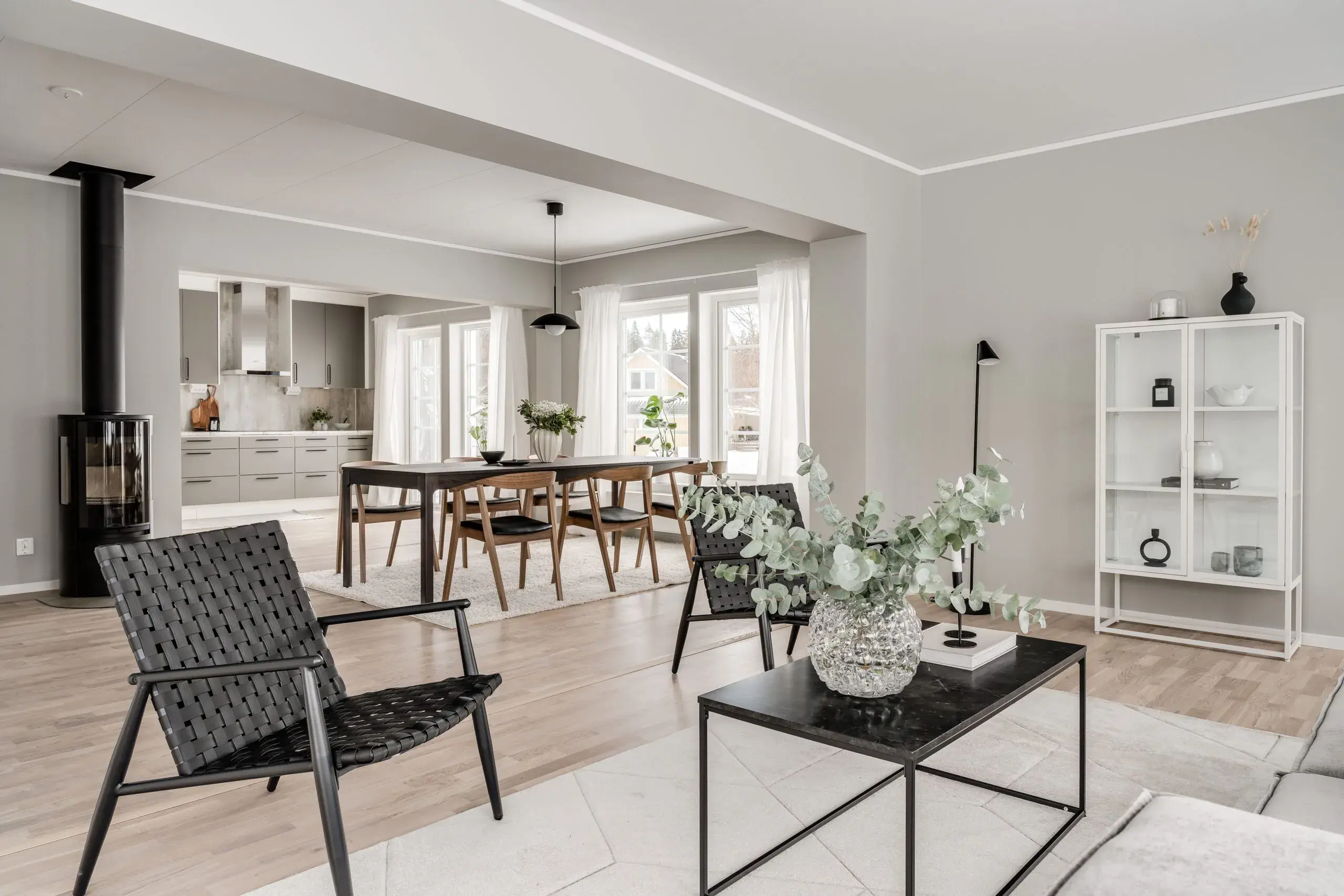 Homestylad lägenhet, öppen planlösning, vardagsrum, kök, kamin